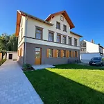 E&K Living - Design Apartments - Netflix - Audi - In Village - Free Parking